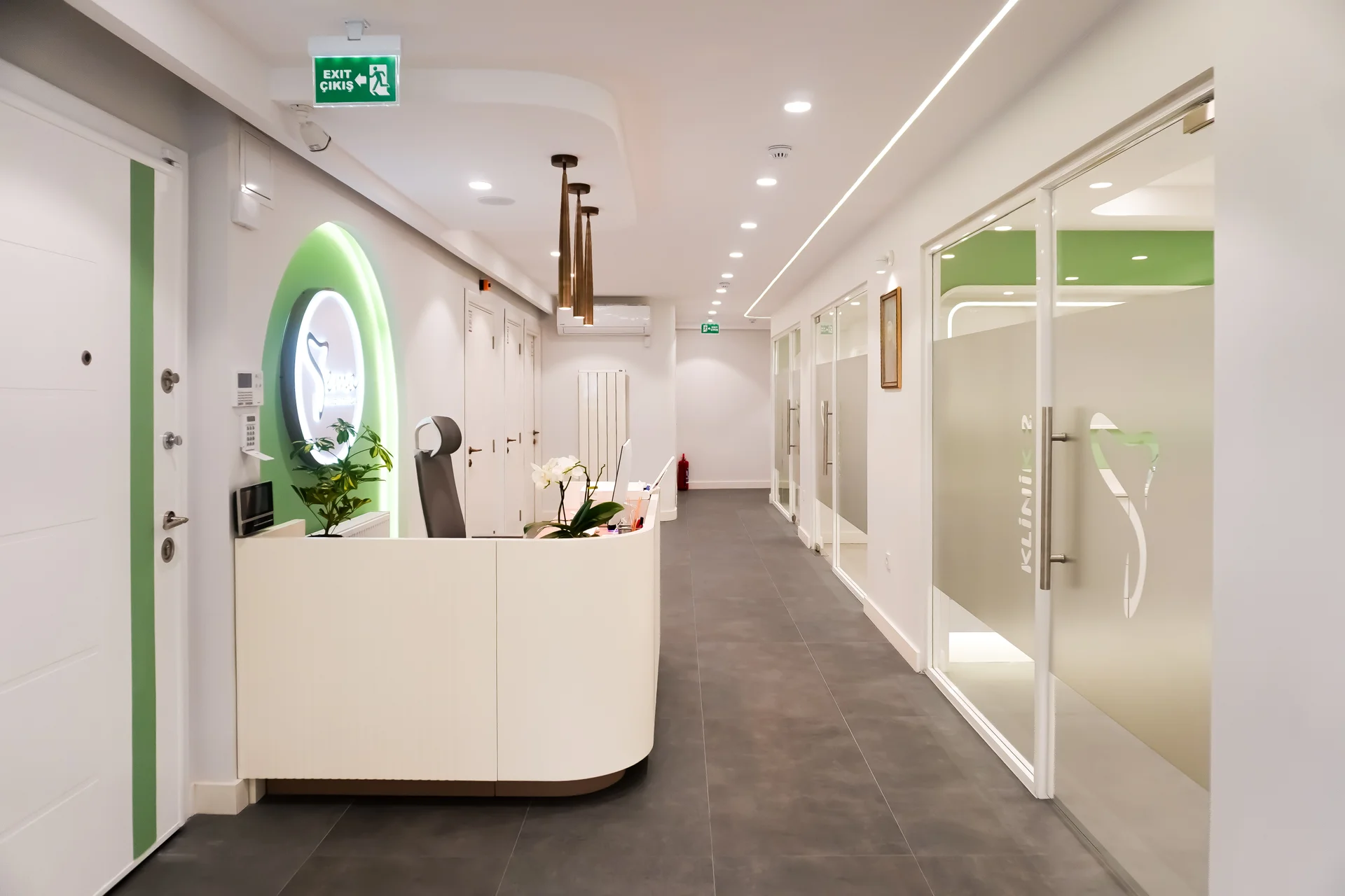 Klinik resepsiyon alanı - hasta karşılama