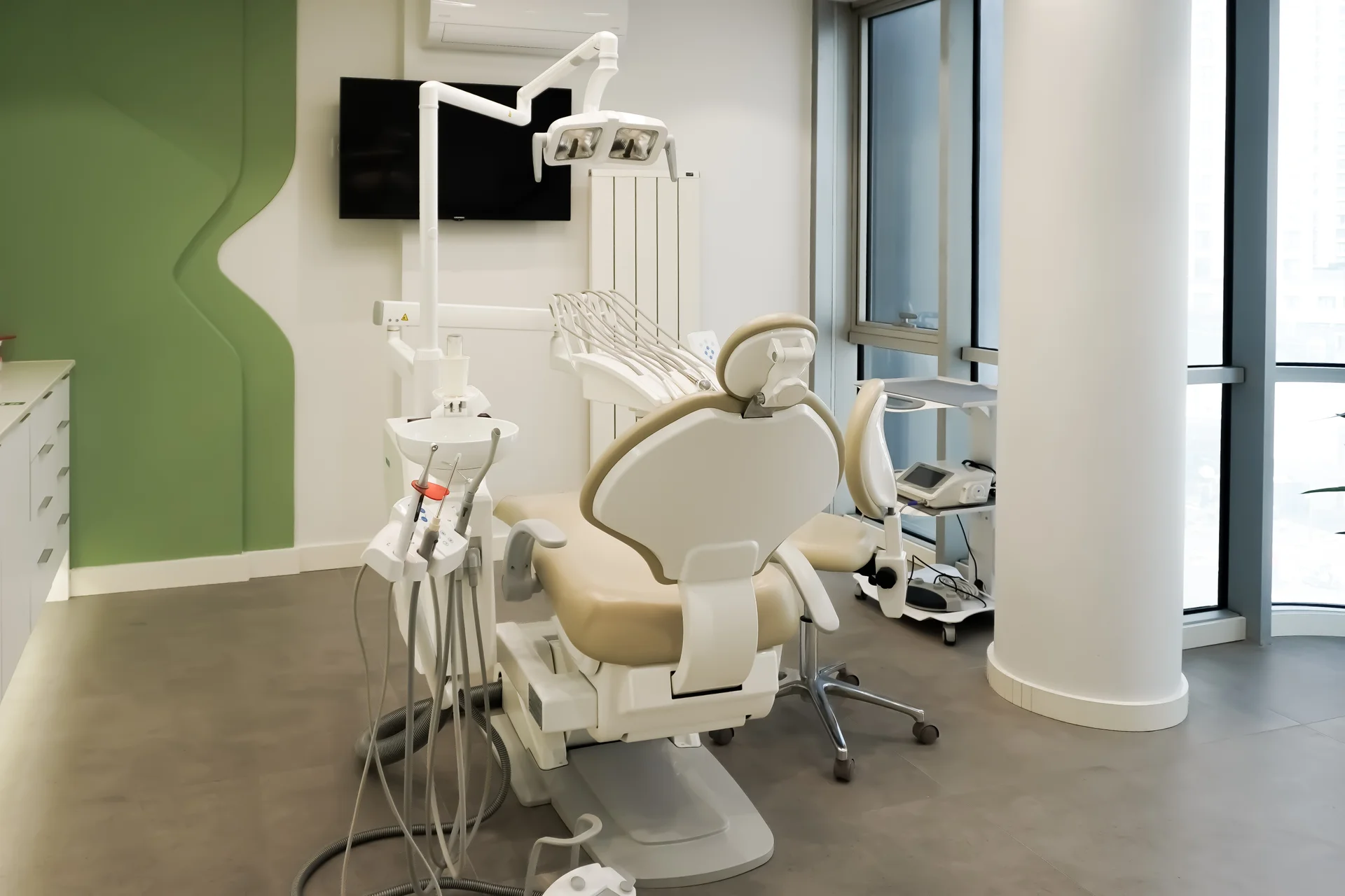 Modern diş tedavi odası - implant ve periodontoloji ekipmanları