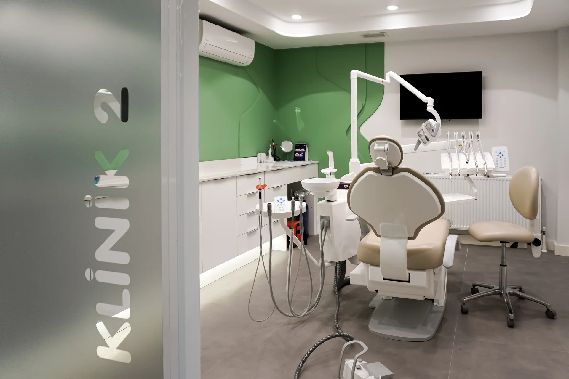 Tedavi odası genel görünüm - ergonomik tasarım